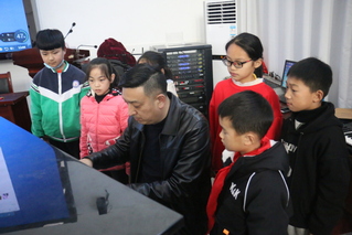 教師黨員曹紅星在天堂寨同心小學...